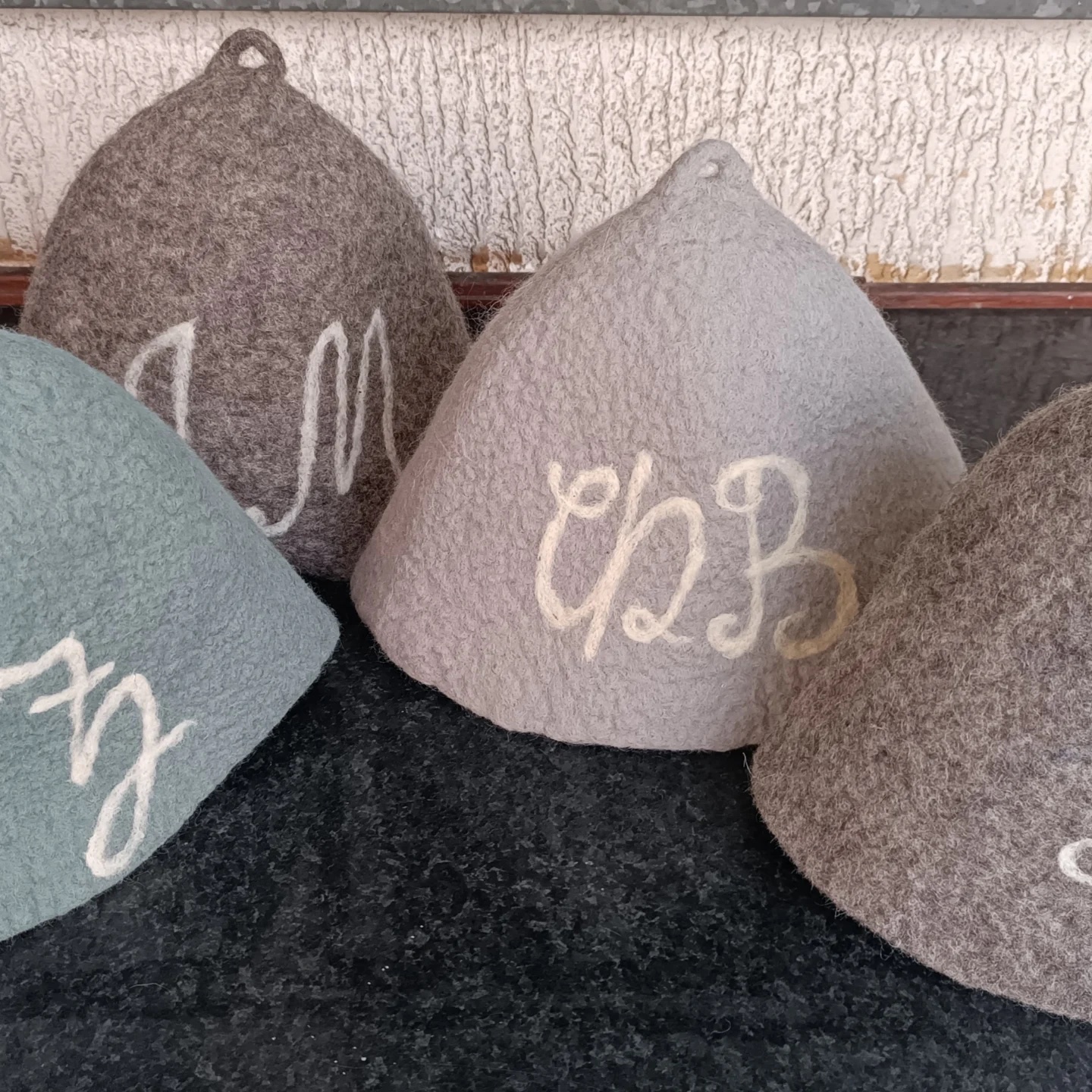 Woolkica — personalizovane kape za saunu sa monogramima