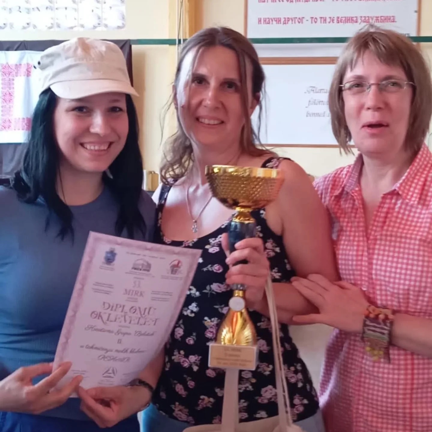 MIRK trofej i diploma u rukama pobednice